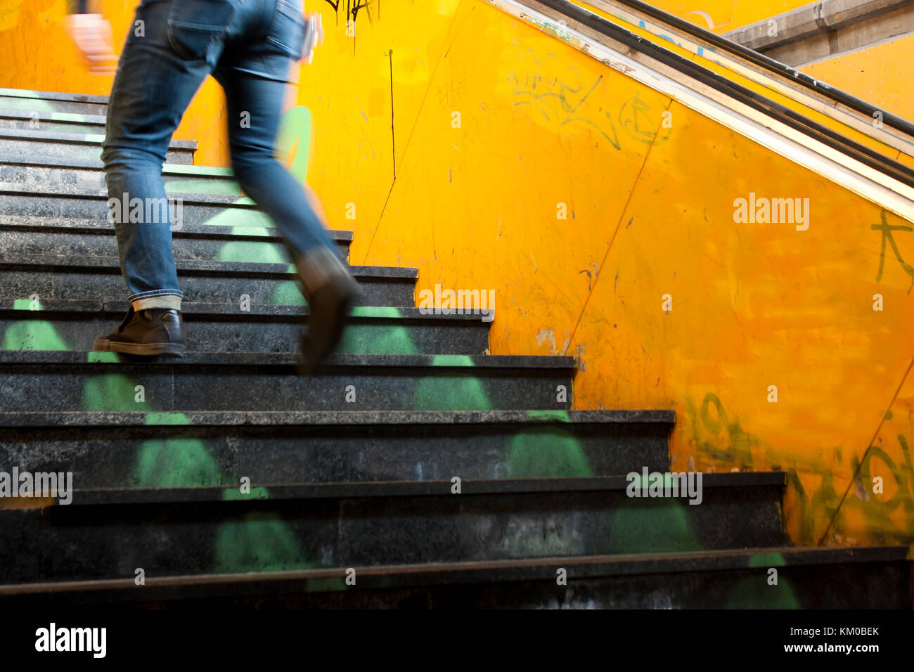 Ein Mann Beine gehen, die Altstadt u-Bahn Treppen in Bewegungsunschärfe Stockfoto