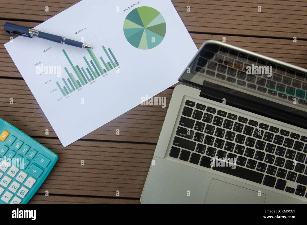Computer Laptop und Grafik auf den Tisch. top View Stockfoto