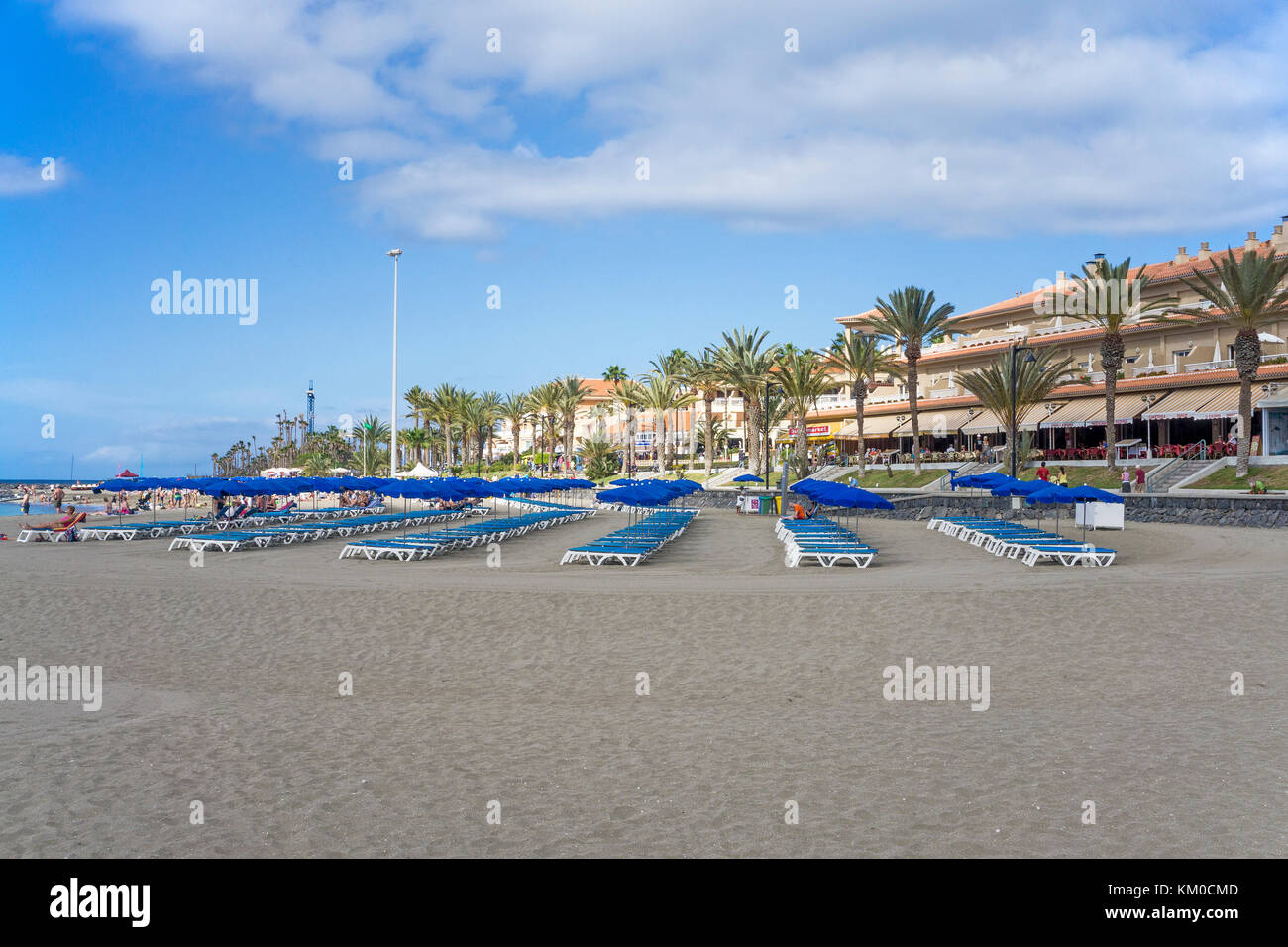 Liegen und Sonnenschirme am Strand, Los Cristianos, Teneriffa, Kanarische Inseln, Spanien Stockfoto