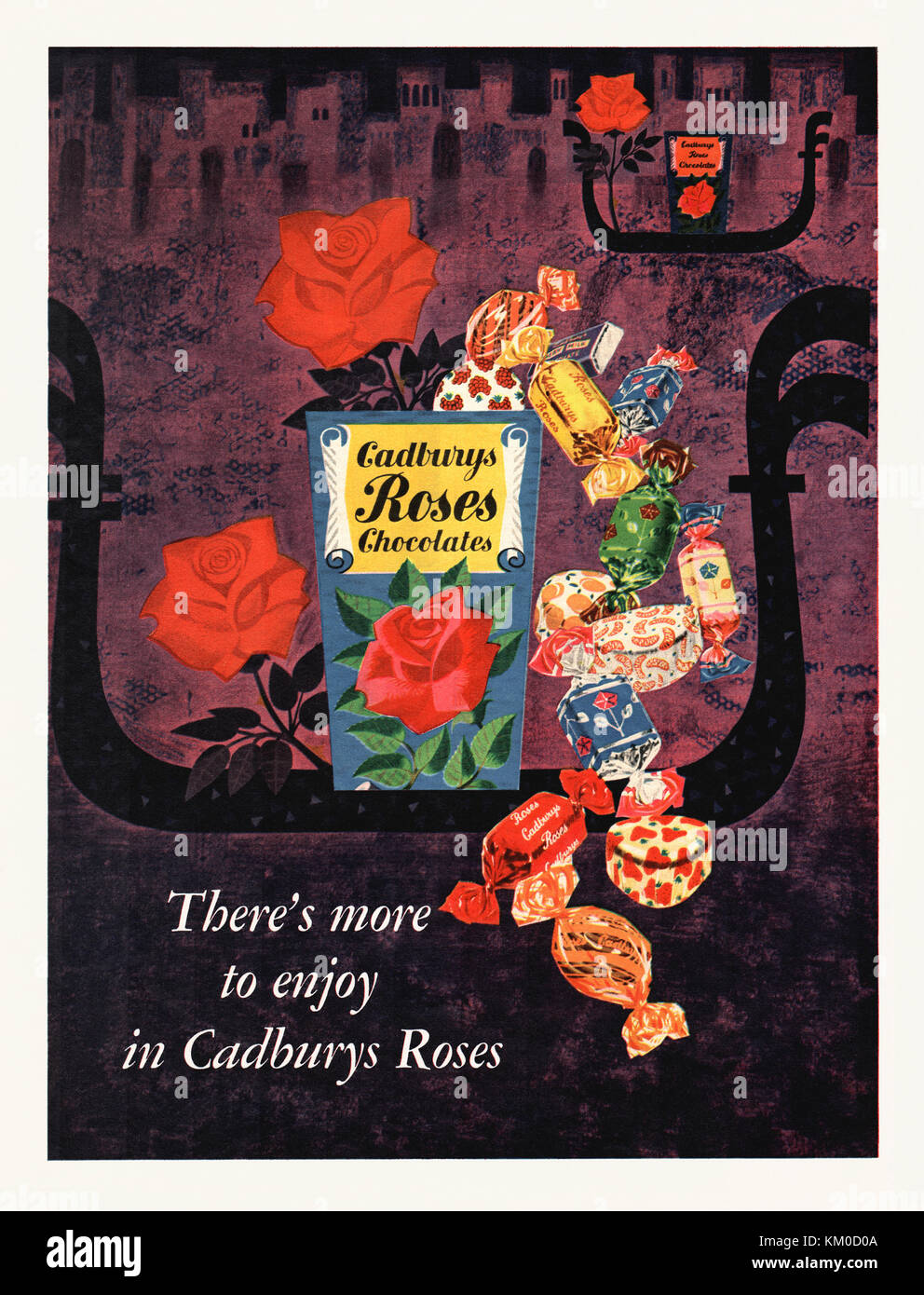 Alte Werbung für eine Auswahlbox mit Cadburys Roses Pralinen. Es erschien in einer Zeitschrift, die 1959 in Großbritannien veröffentlicht wurde. Die stilvolle Abbildung zeigt Kästen des Produkts auf venezianischen Gondeln. Beachten Sie, dass es keinen Apostroph gibt - es ist eher Cadburys als Cadburys Stockfoto