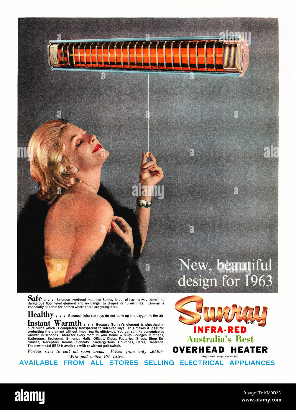 Eine Werbung aus dem Jahr 1963 für Sunray Infrarot-Wandheizungen. Es erschien in einer australischen Zeitschrift. Das Foto zeigt eine glamouröse Frau, die unter der Wärme der elektrischen Heizung lächelt. Interessanterweise trägt sie drinnen einen gestohlenen Pelzmantel! Eine Infrarot-Wärmelampe ist eine Glühlampe, die zur Erzeugung von Wärme verwendet wird. Sie wurden oft in Küchen und Badezimmern verwendet, bevor Zentralheizung häufiger wurde Stockfoto