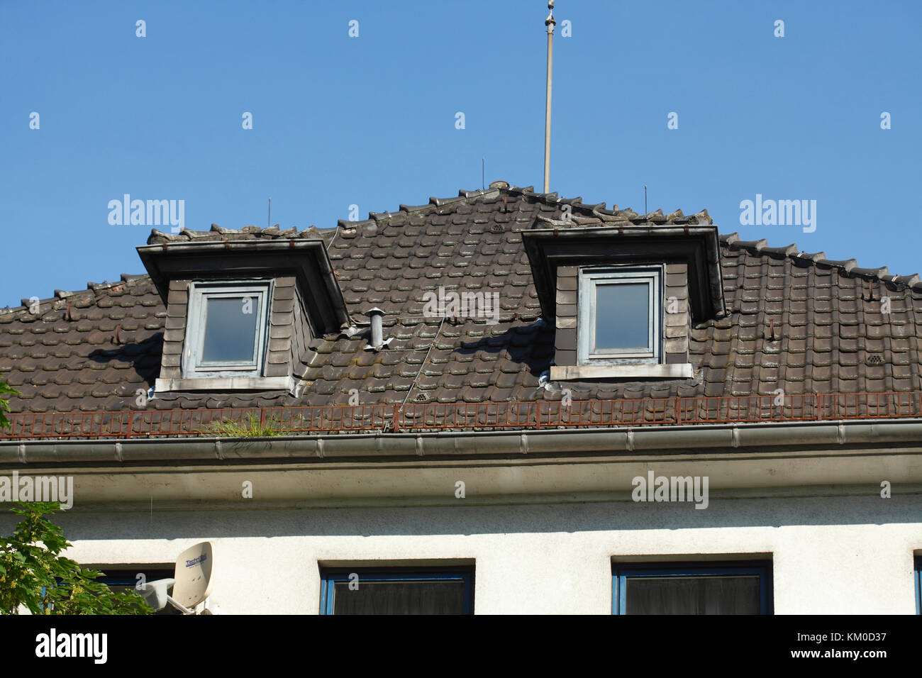 Alten hölzernen Dach Fenster, dunklen Dach Stockfoto