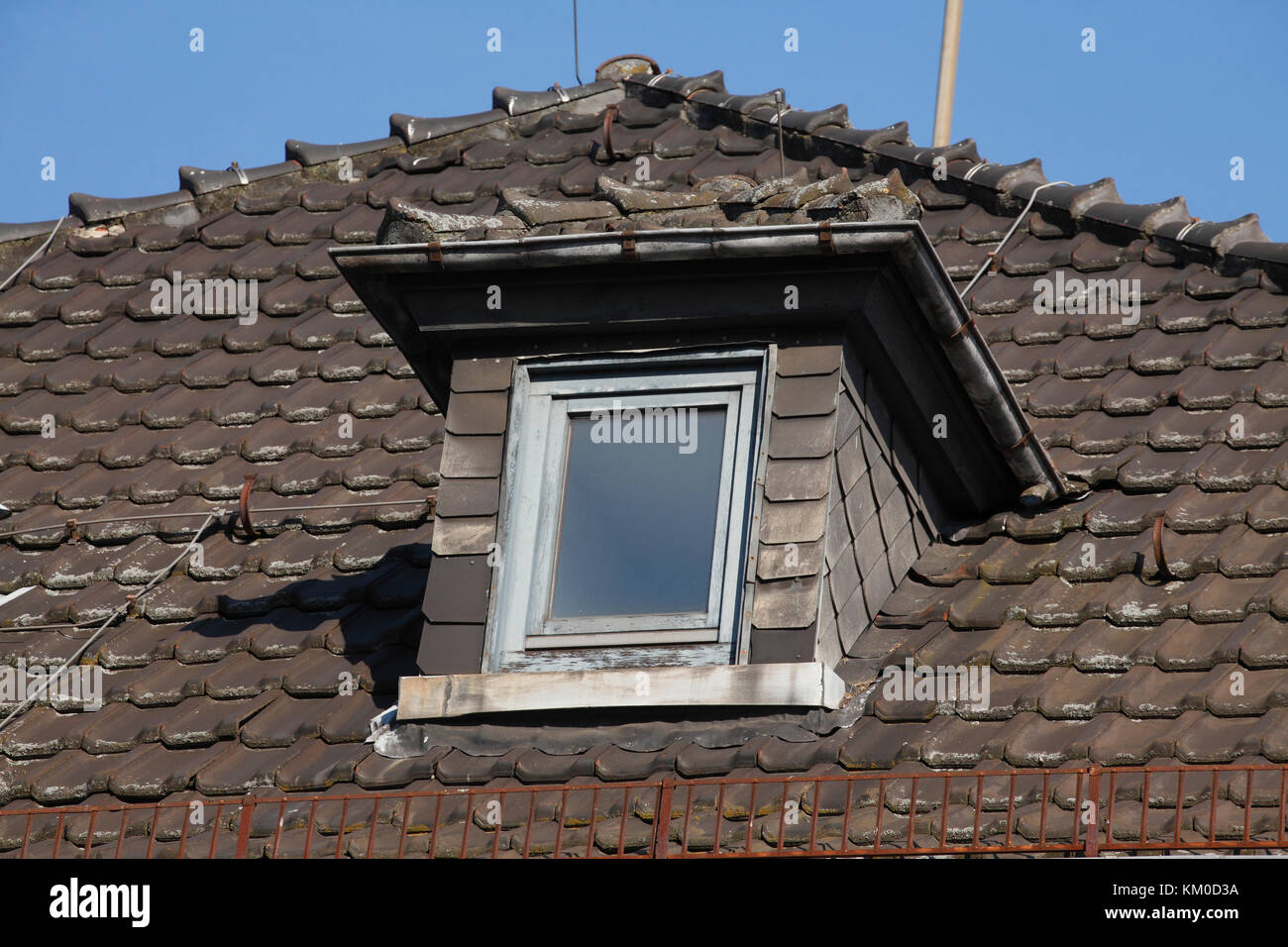 Alten hölzernen Dach Fenster, dunklen Dach Stockfoto