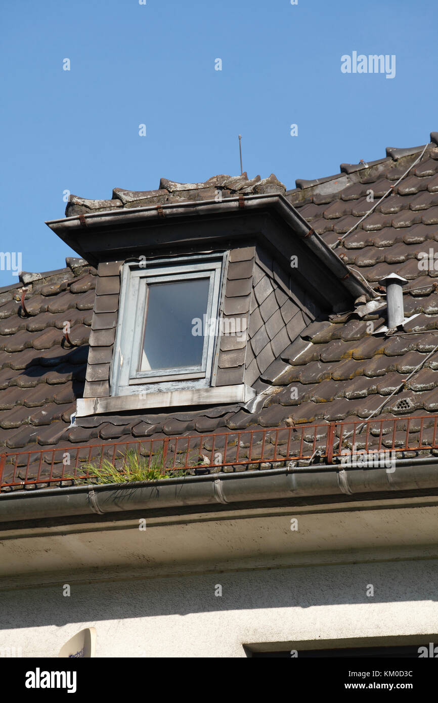 Alten hölzernen Dach Fenster, dunklen Dach Stockfoto