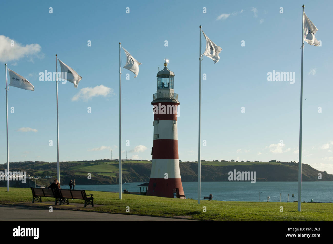 Gegen einen blauen Himmel und das Meer steht das Ikonische smeatons Turm Leuchtturm, im rot/weissen Streifen lackiert; am Plymouth Hoe Stockfoto