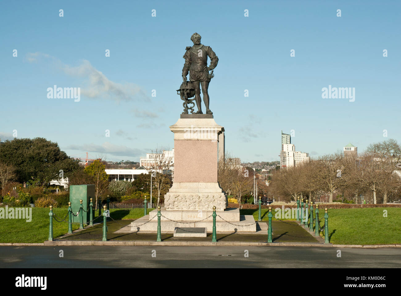 Plymouth Hoe Park mit einem Denkmal für Sir Francis Drake, Segler, Umgehungsnavigator und Sklavenhändler; Drake steht neben einem Globus, der über die Hoe blickt. Stockfoto