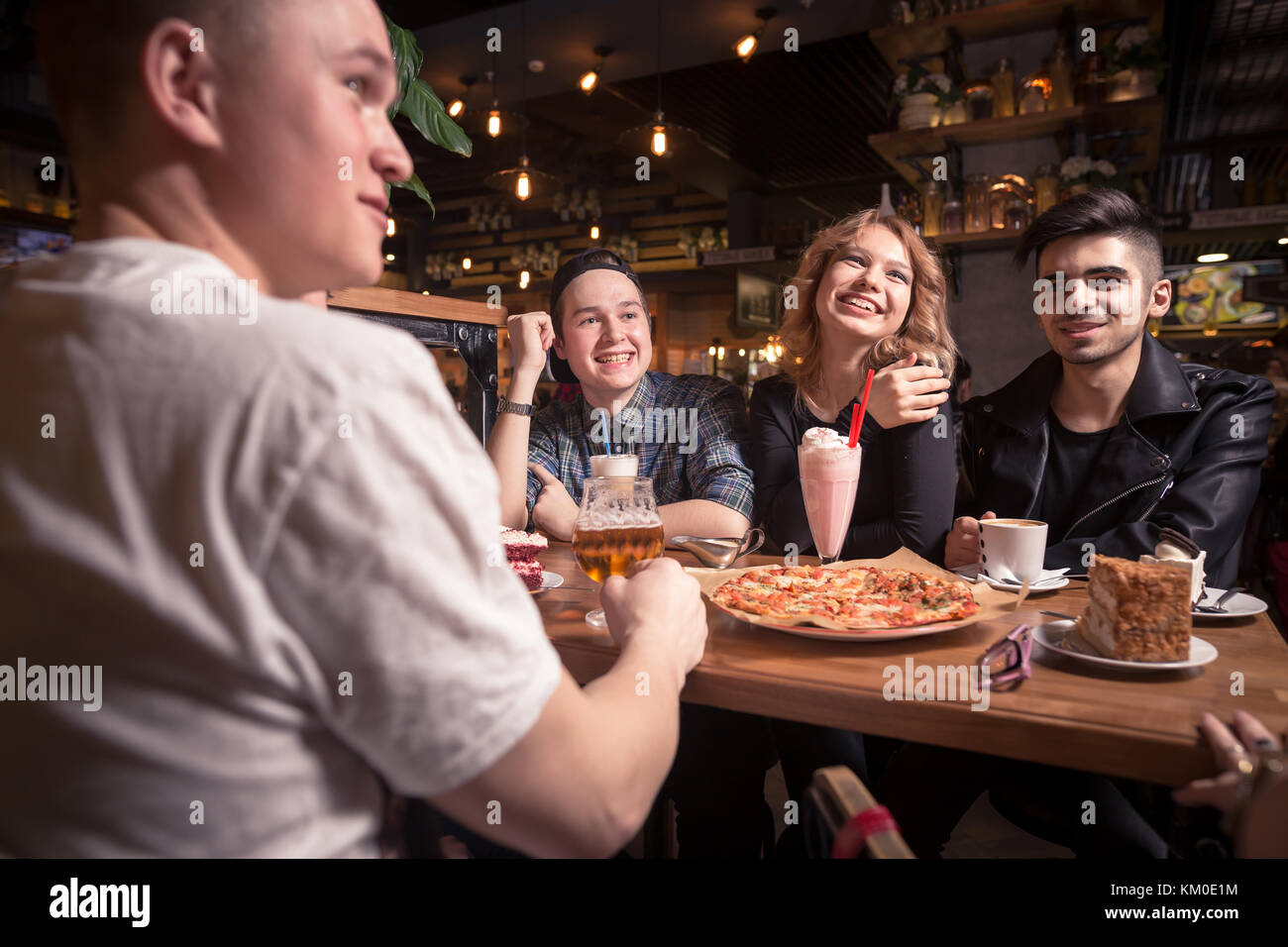 Freunde in einen Kaffee zusammen. Frauen und Männer im Cafe, reden, lachen Stockfoto