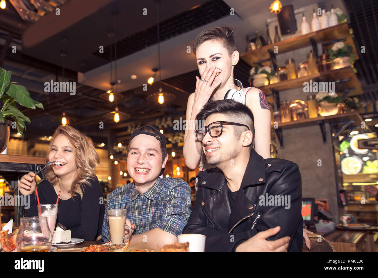 Leute, die Freundschaft miteinander Coffee-Shop-Konzept Stockfoto