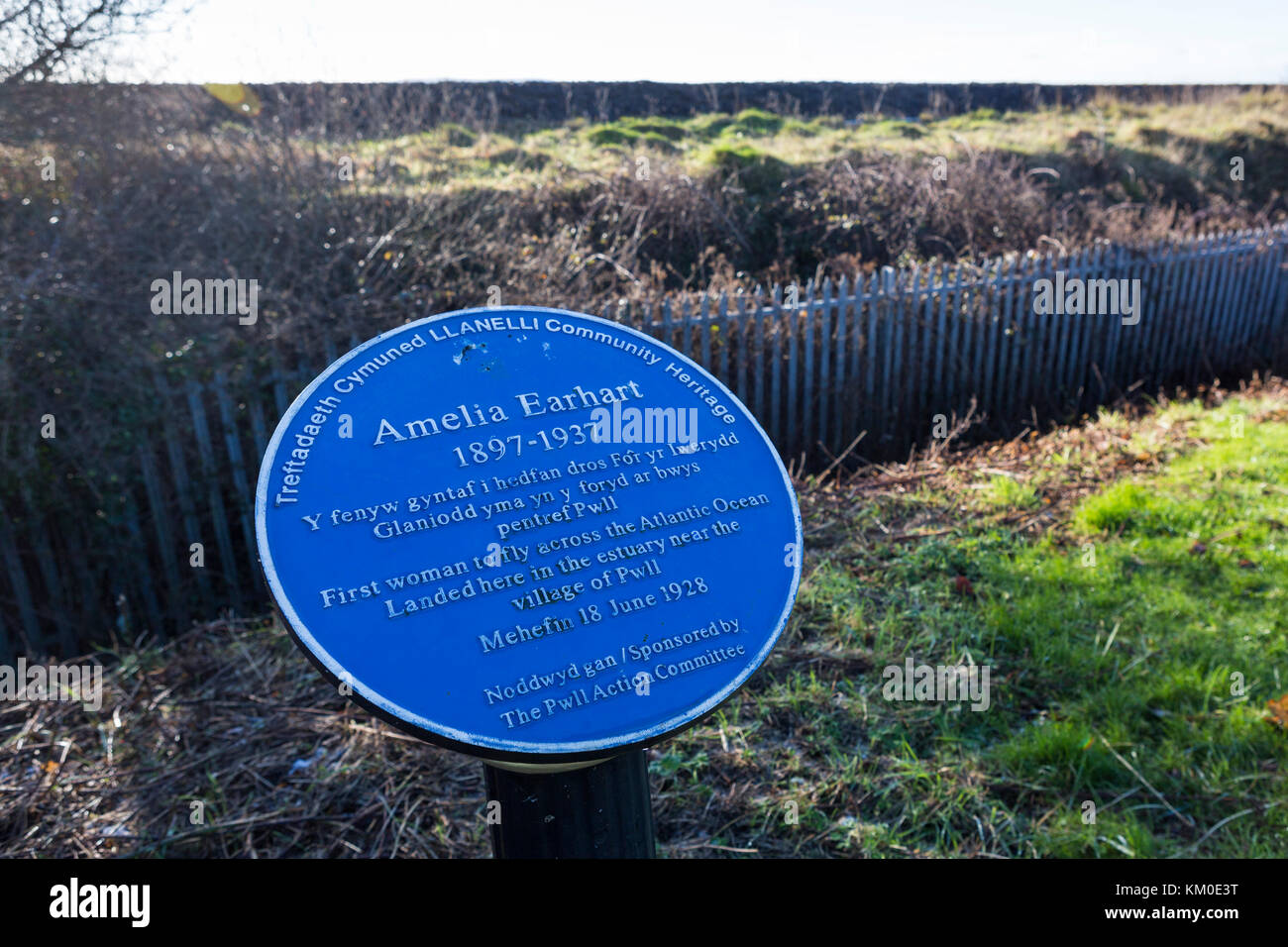 Plakette an Pwll, in der Nähe von Ashford zum Gedenken an Amelia Earhart, die erste Frau, die über den Atlantik zu fliegen Stockfoto