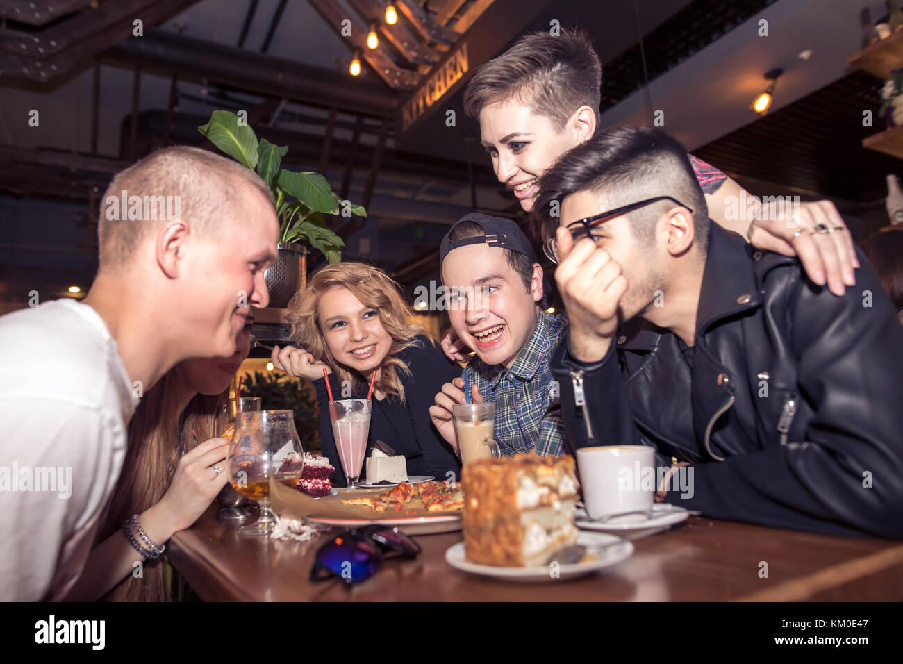 Leute, die Freundschaft miteinander Coffee-Shop-Konzept Stockfoto