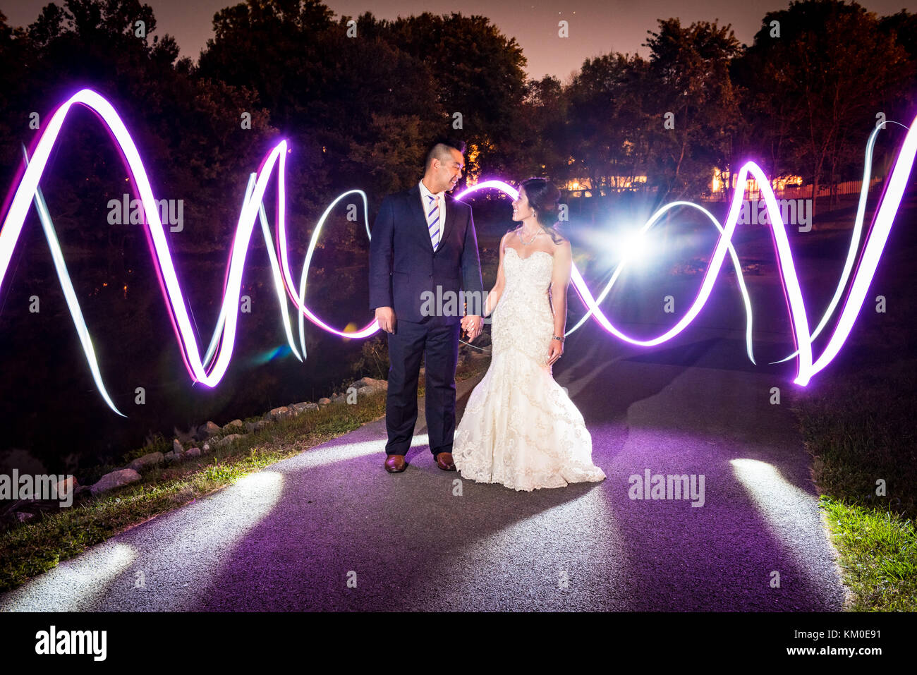 Kreative lange Belichtung heller Anstrich mit Braut und Bräutigam Portraits nach einer Hochzeit. Stockfoto