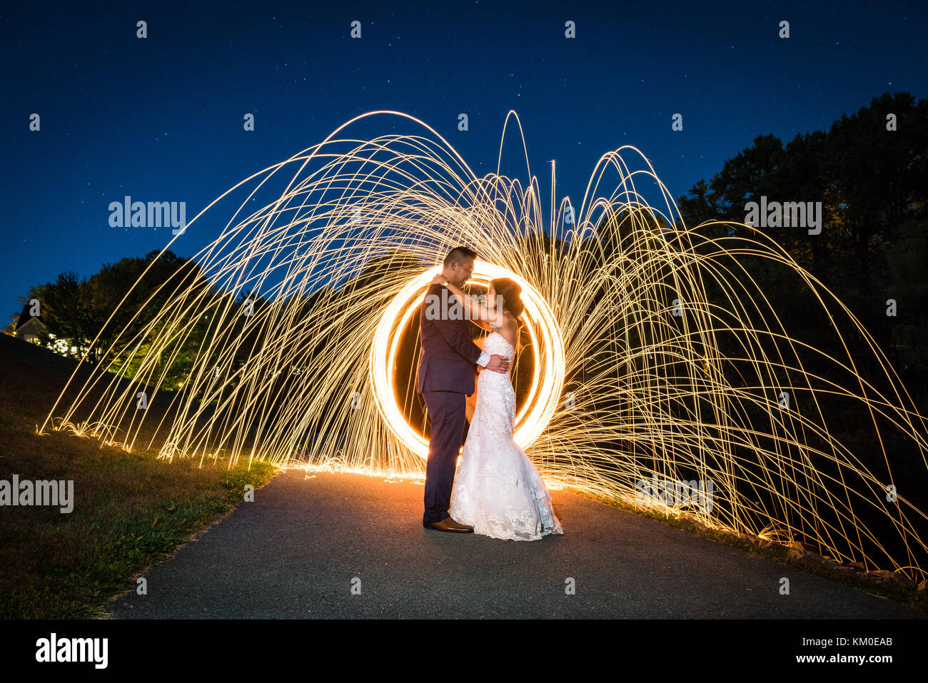 Kreative lange Belichtung heller Anstrich mit Braut und Bräutigam Portraits nach einer Hochzeit. Stockfoto