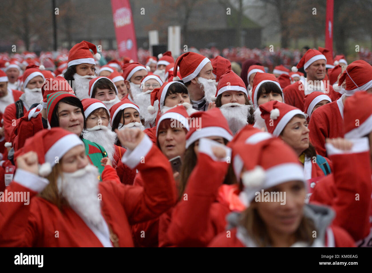 Verkleidet als Weihnachtsmann trotzen dem Regen und Kälte während der Santa Dash in Clapham Common South West London, eine Spendenaktion Geld für Great Ormond Street Hospital (GOSH). Stockfoto