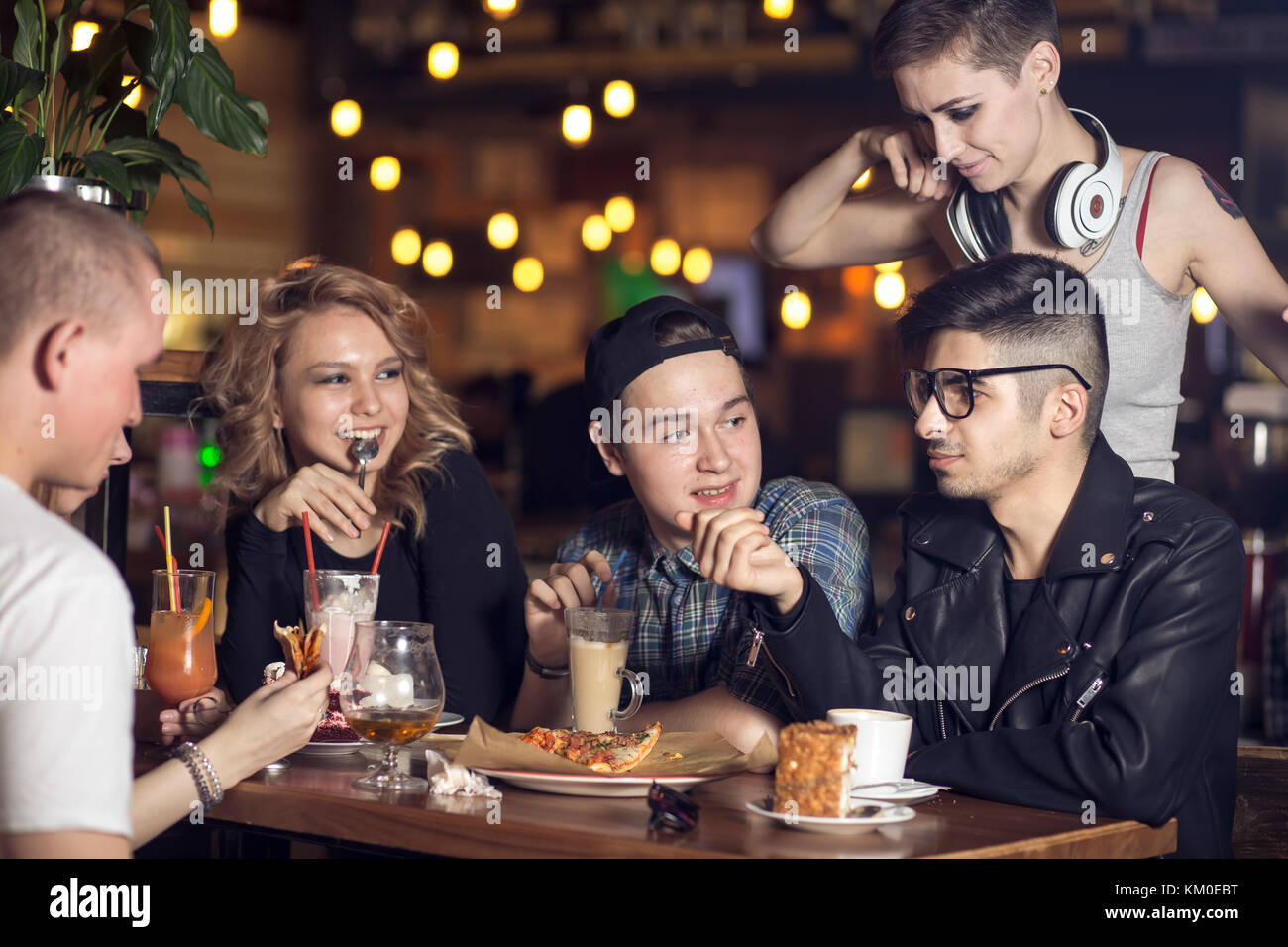 Gruppe von Menschen trinken Kaffee im Cafe Konzept Stockfoto