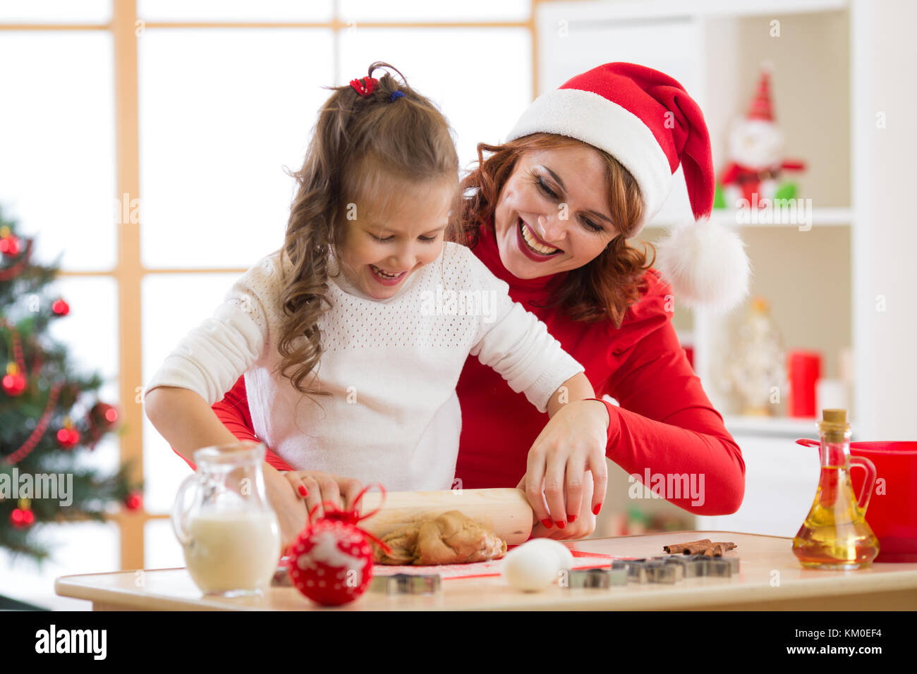 Mutter und Kind Tochter die Weihnachtsplätzchen und Spaß. Fokus auf Mutter Stockfoto