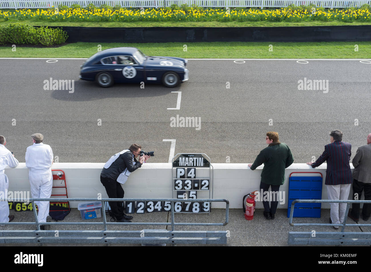 Finish Line Goodwood Revival motor racing Event, Foto und Pit Crew Stockfoto