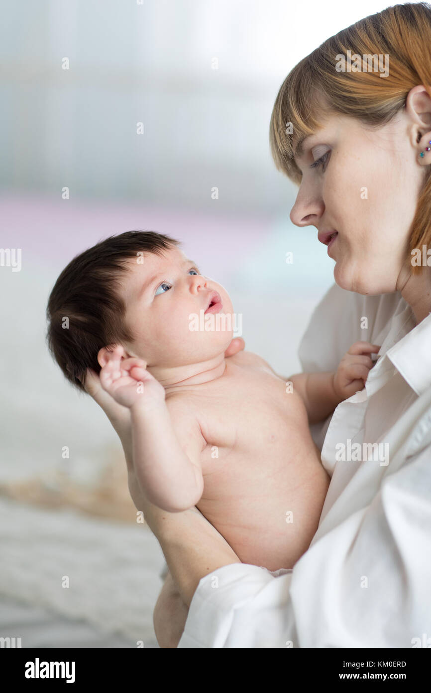 Mutter Kind Baby im Kinderzimmer suchen Stockfoto