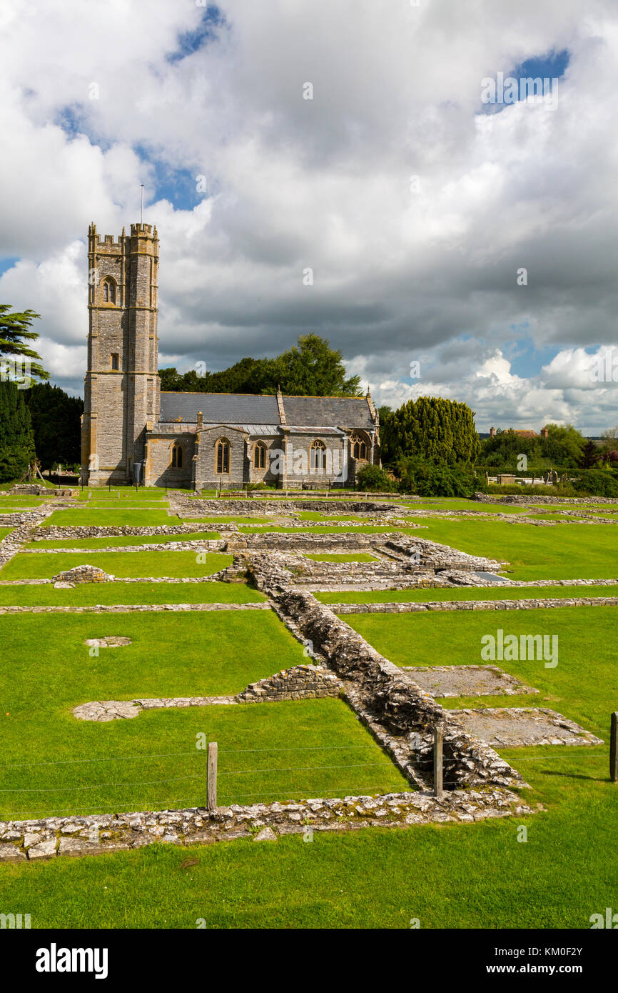 Die Pfarrkirche und die Ruinen der ehemaligen mittelalterlichen Benediktinerabtei in Muchelney, Somerset, England, Großbritannien Stockfoto