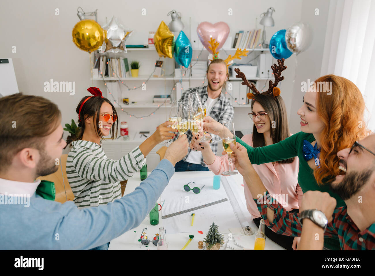 Tipsy Arbeitnehmer mit einem Toast auf Office Party Stockfotografie - Alamy