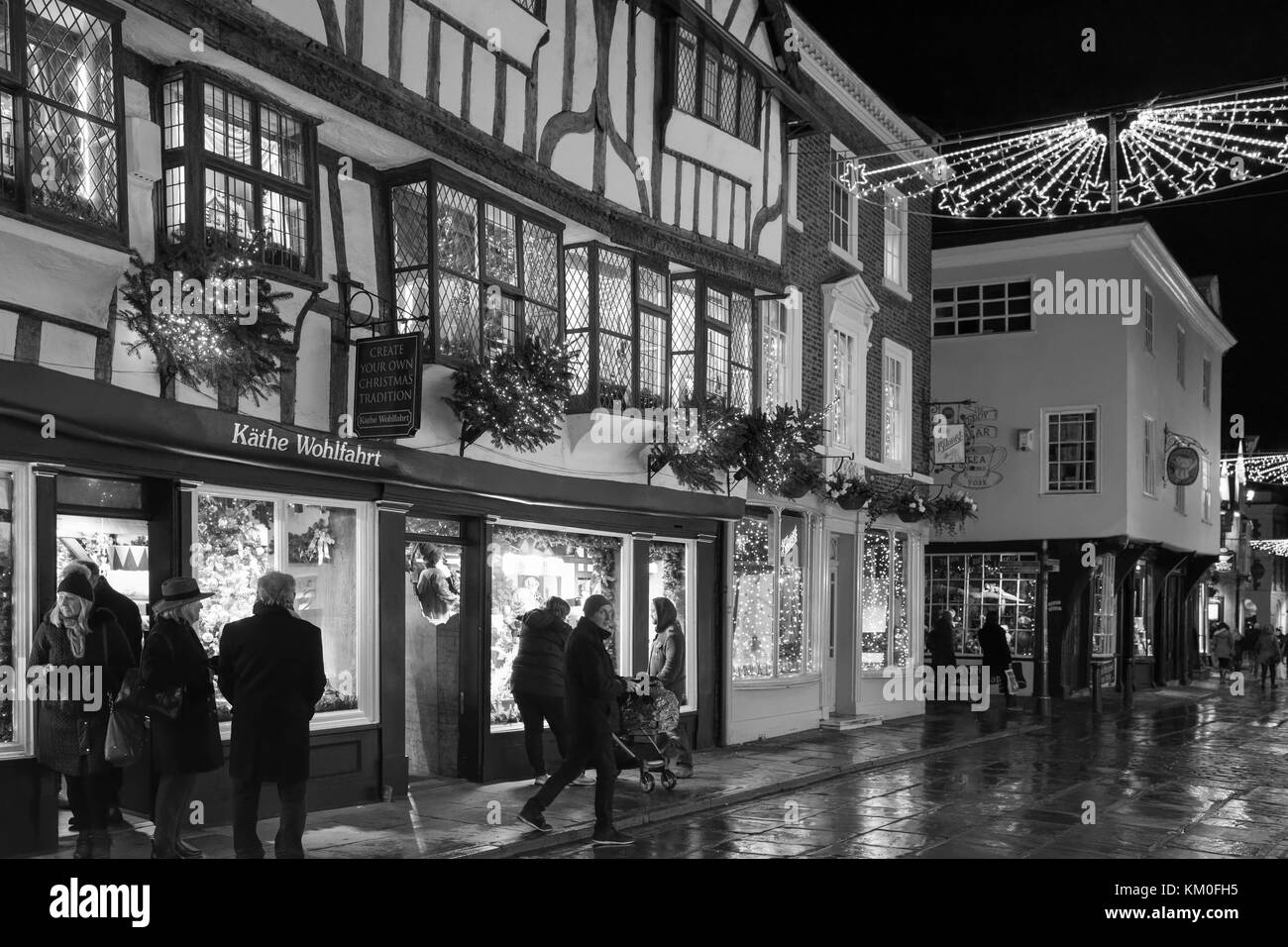 Weihnachtsbeleuchtung die Verbesserung der Tudor Gebäude mit Glasfassade von Stonegate, York, Großbritannien Stockfoto