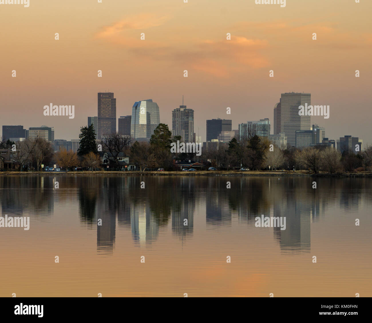Innenstadt von Denver, gesehen von Sloan's Lake Park, westlich von der Stadt. Stockfoto