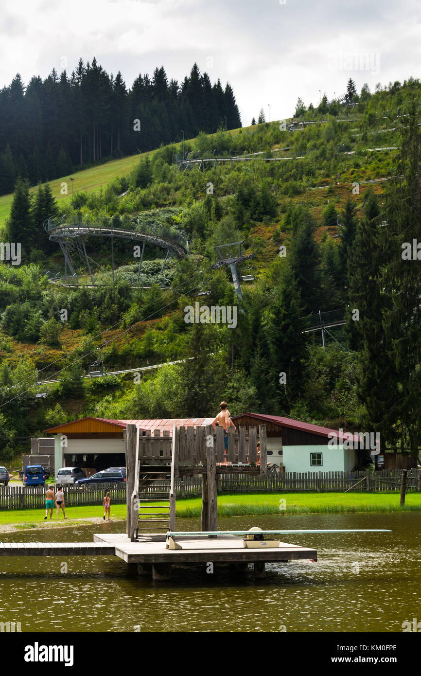 Ramsau am Dachstein, Österreich - 17. August: Leute, die sich vor der Achterbahn Bobbahn Rodelbahn in rittisberg Vergnügungspark Stockfoto