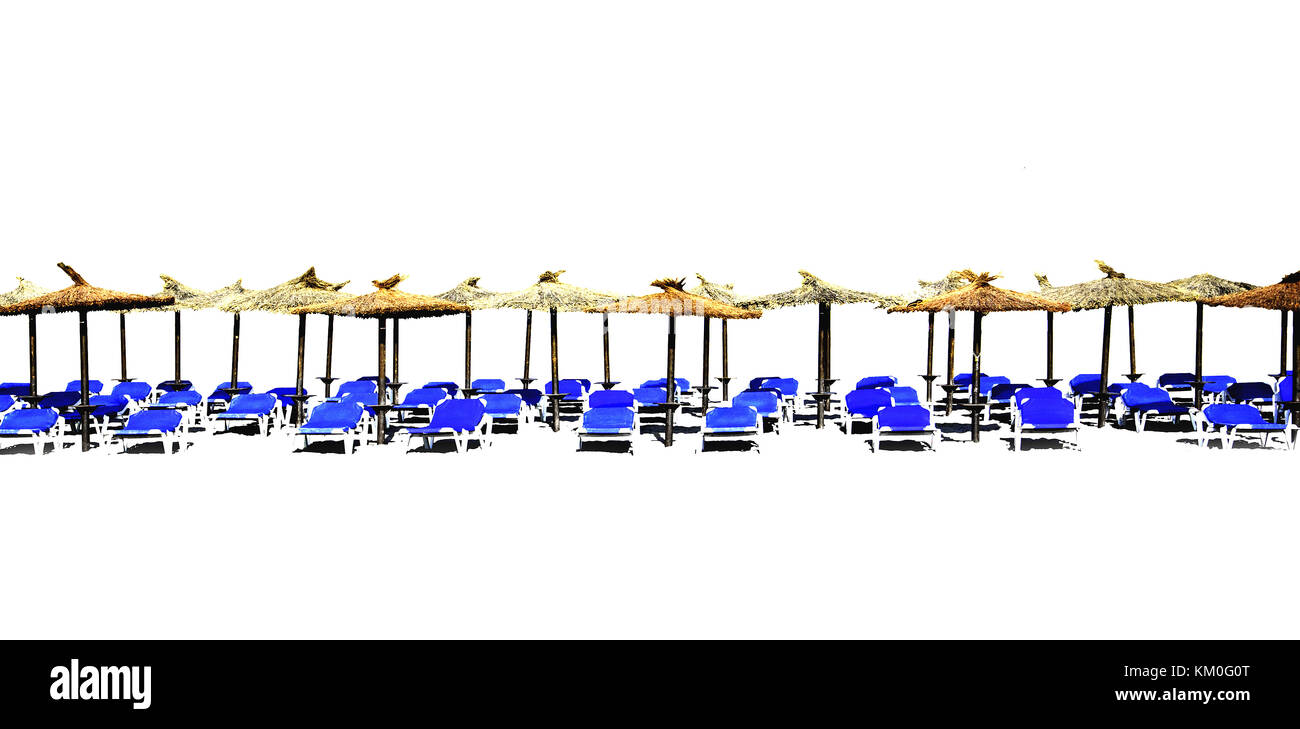 Strand Liegestühle mit Stroh Sonnenschirme in einer Reihe auf Weiß für Design Marge isoliert Stockfoto