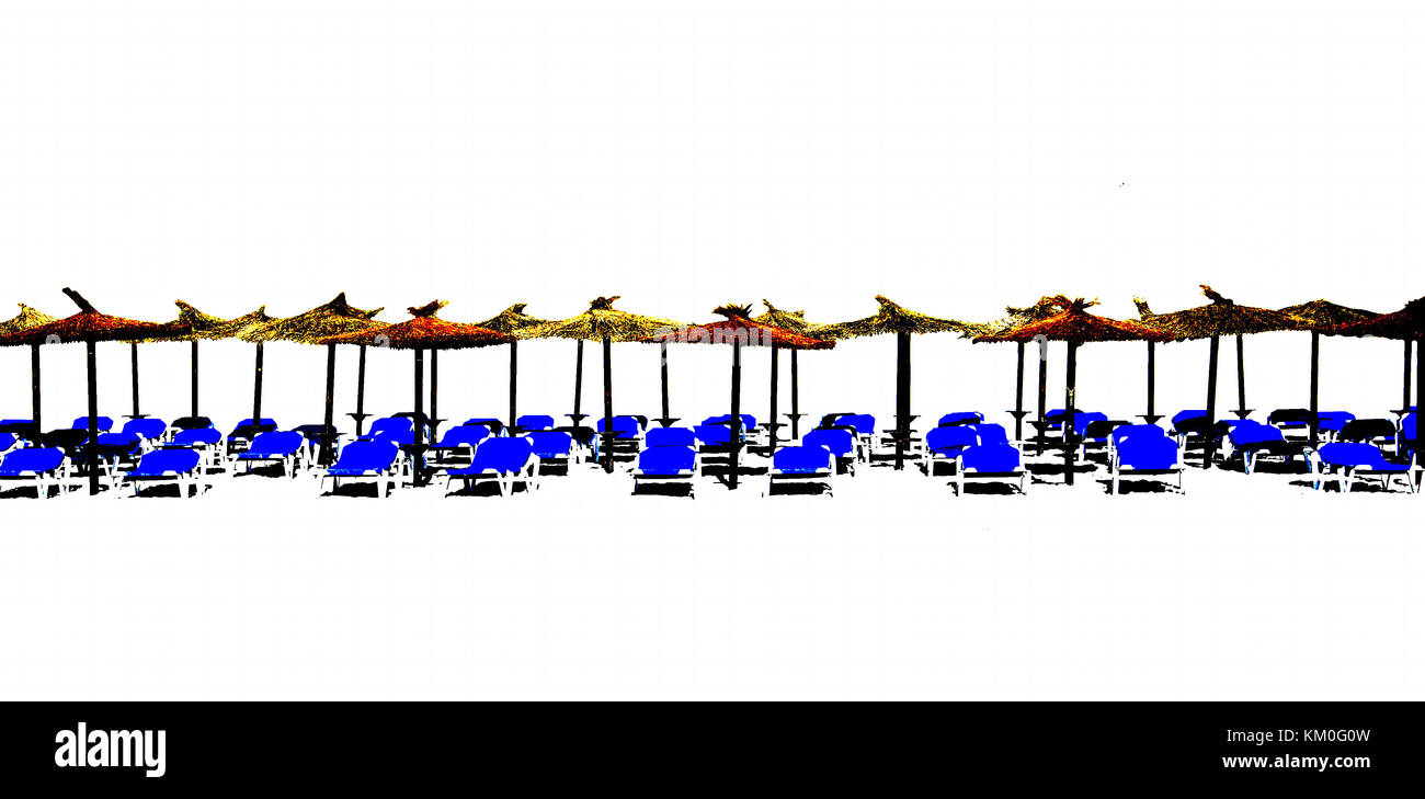 Strand Liegestühle mit Stroh Sonnenschirme in einer Reihe auf Weiß für Design Marge isoliert Stockfoto