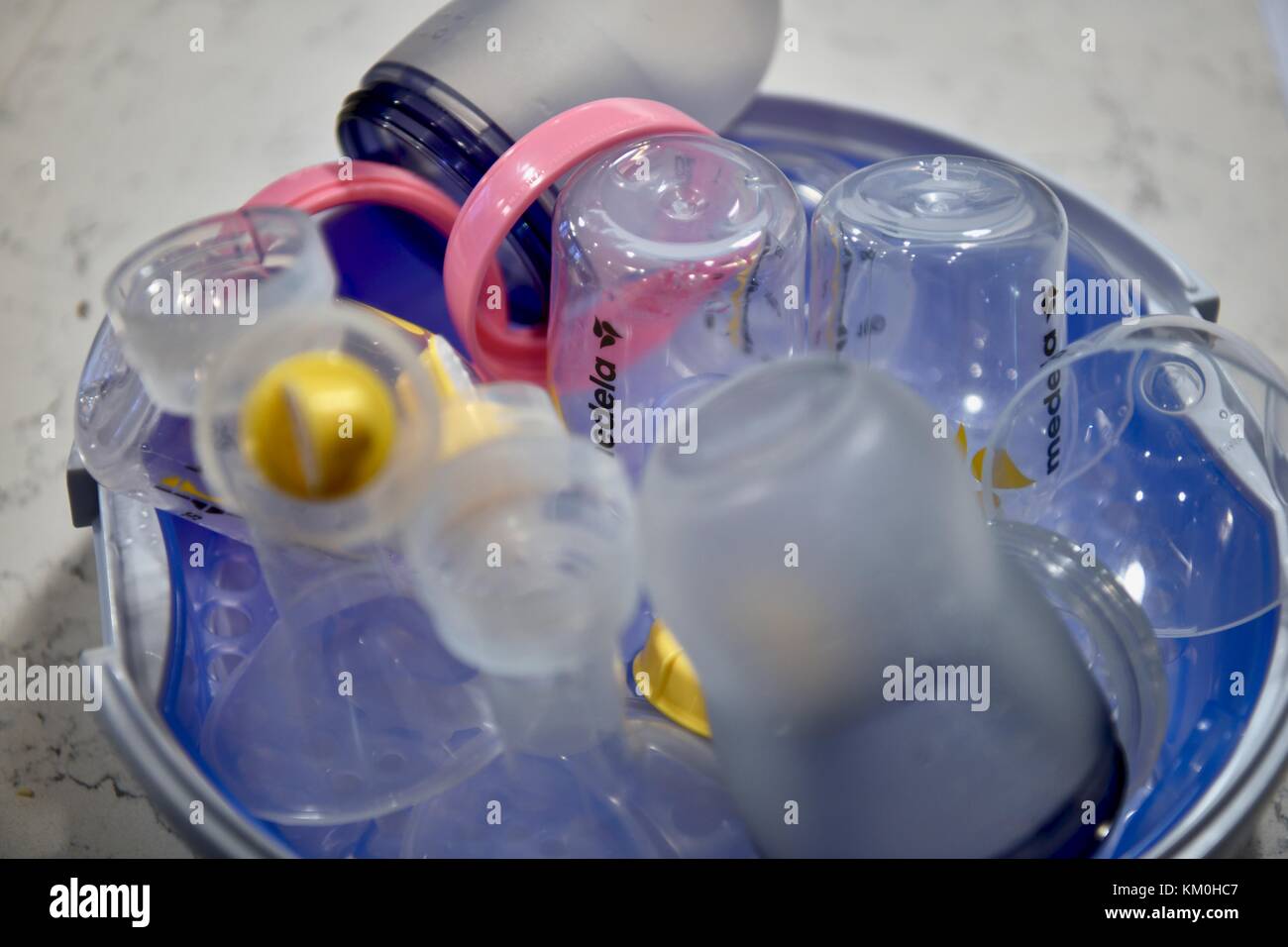 Dampfgarer für Babyflaschen mit Flaschen darin Stockfotografie - Alamy