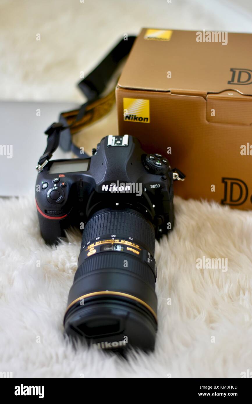 Nikon D850 DSLR-Kamera mit Nikkor 24-70 Objektiv Stockfotografie - Alamy