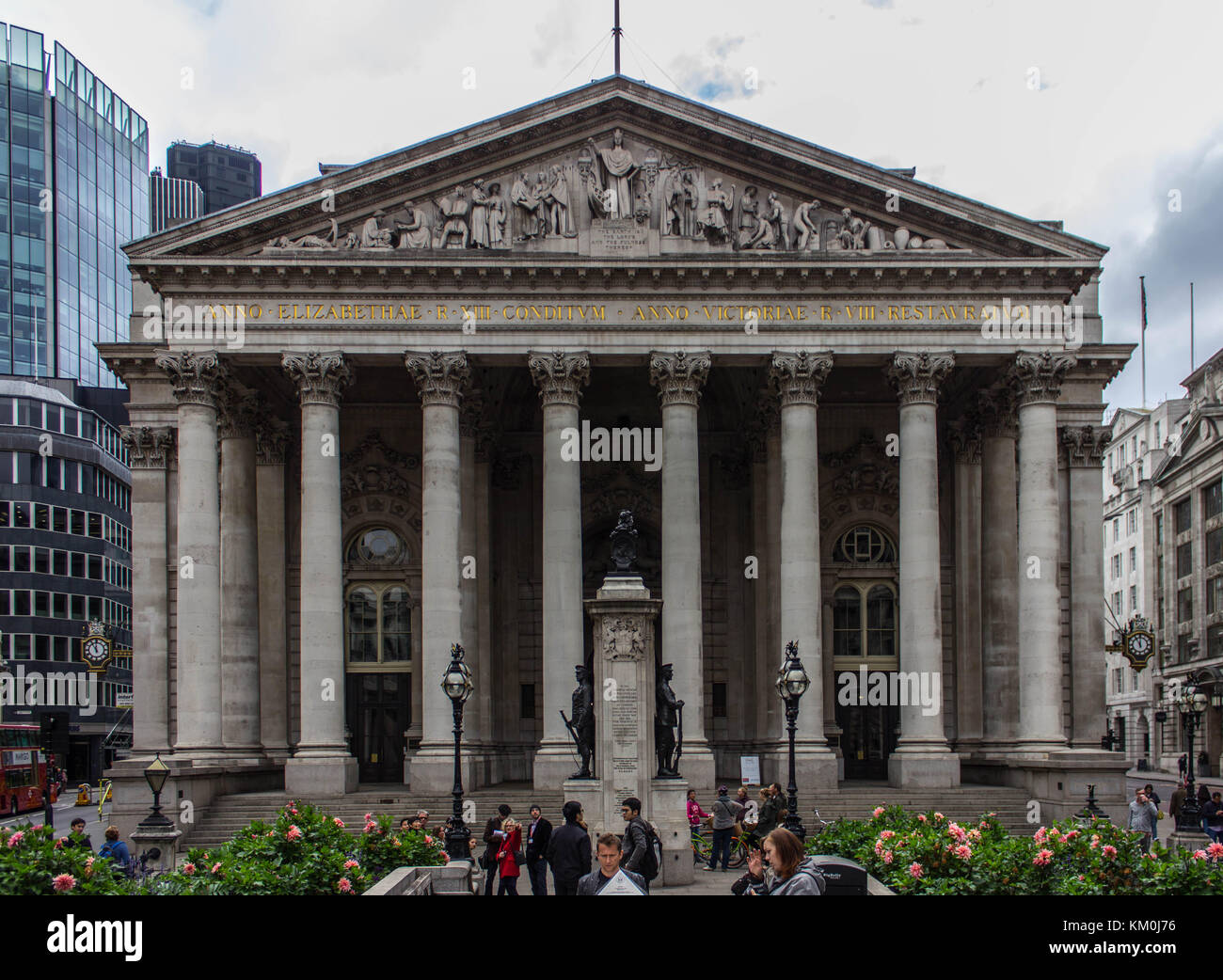 Die palladianischen Stil Eingang der Royal Exchange Gebäude in London. Es hat erstaunliche Gravuren an der Spitze an und griechischen Stil spalten. Liebe es :). Stockfoto