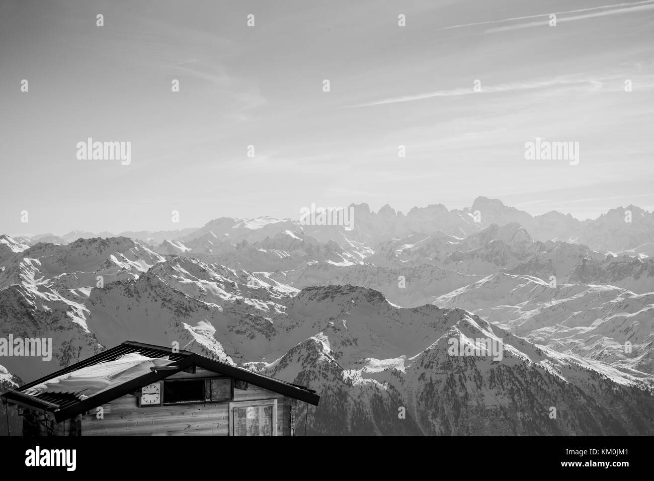 Gipfel der französischen Alpen unter Wolken Stockfoto