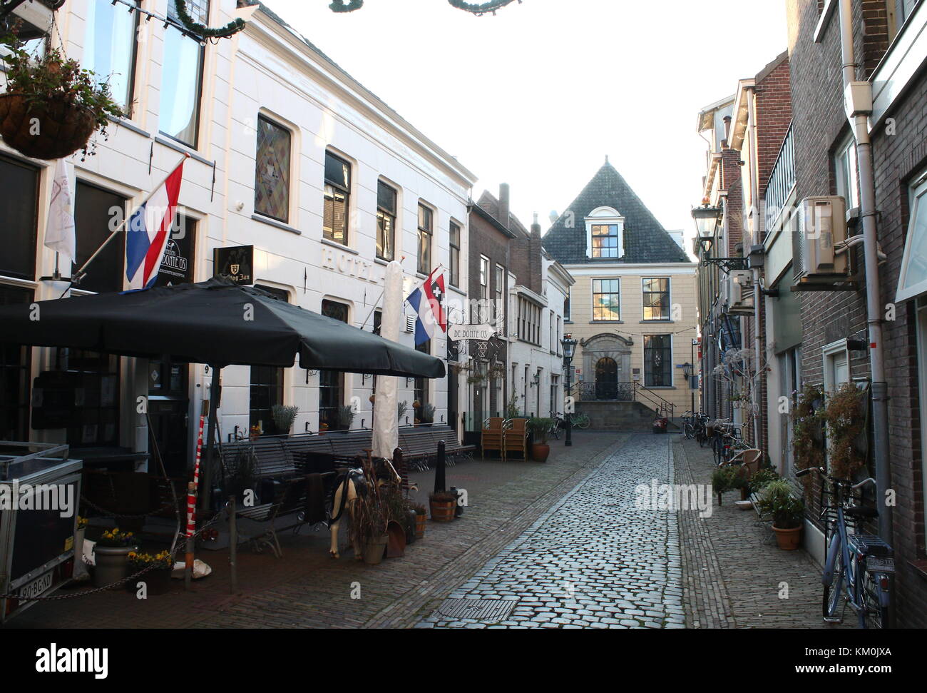 Torenstraat, Zentrum von Kampen, Niederlande. Am Ende der Straße 17. Jahrhundert formerr Lateinische Schule, heute ein Restaurant Stockfoto