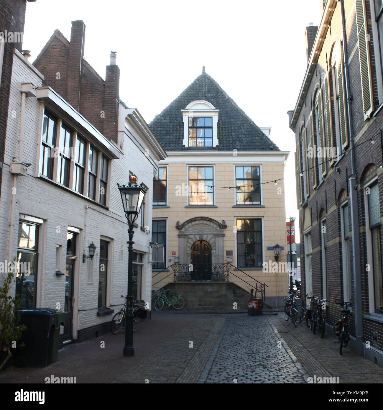 Torenstraat, Zentrum von Kampen, Niederlande. Am Ende der Straße 17. Jahrhundert formerr Lateinische Schule, heute ein Restaurant Stockfoto