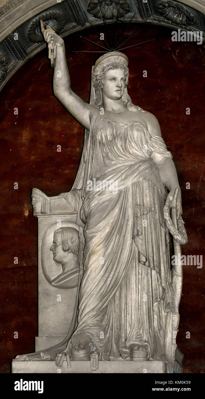 Dichter Giovanni Battista Niccolini 1877, von Pio Fedi (1815-1892) .Grabmal in Santa Croce ( die Basilika di Santa Croce ist die wichtigste Franziskanerkirche in Florenz ) Italien ( die Skulptur repräsentiert die Freiheit der Poesie, Die eine Lauge in der rechten Hand und einen Lorbeerkranz in der linken Hand hält. Die gebrochene Kette symbolisiert die besiegte Tyrannei. Santa Croche Church and Museum, von Leon Battista Alberti 1470 Florence Italy ( Basilica di Santa Croce Franciscan Church of Florence, Italien. E Piazza di Santa Croce, Toskana, Italien, Stockfoto