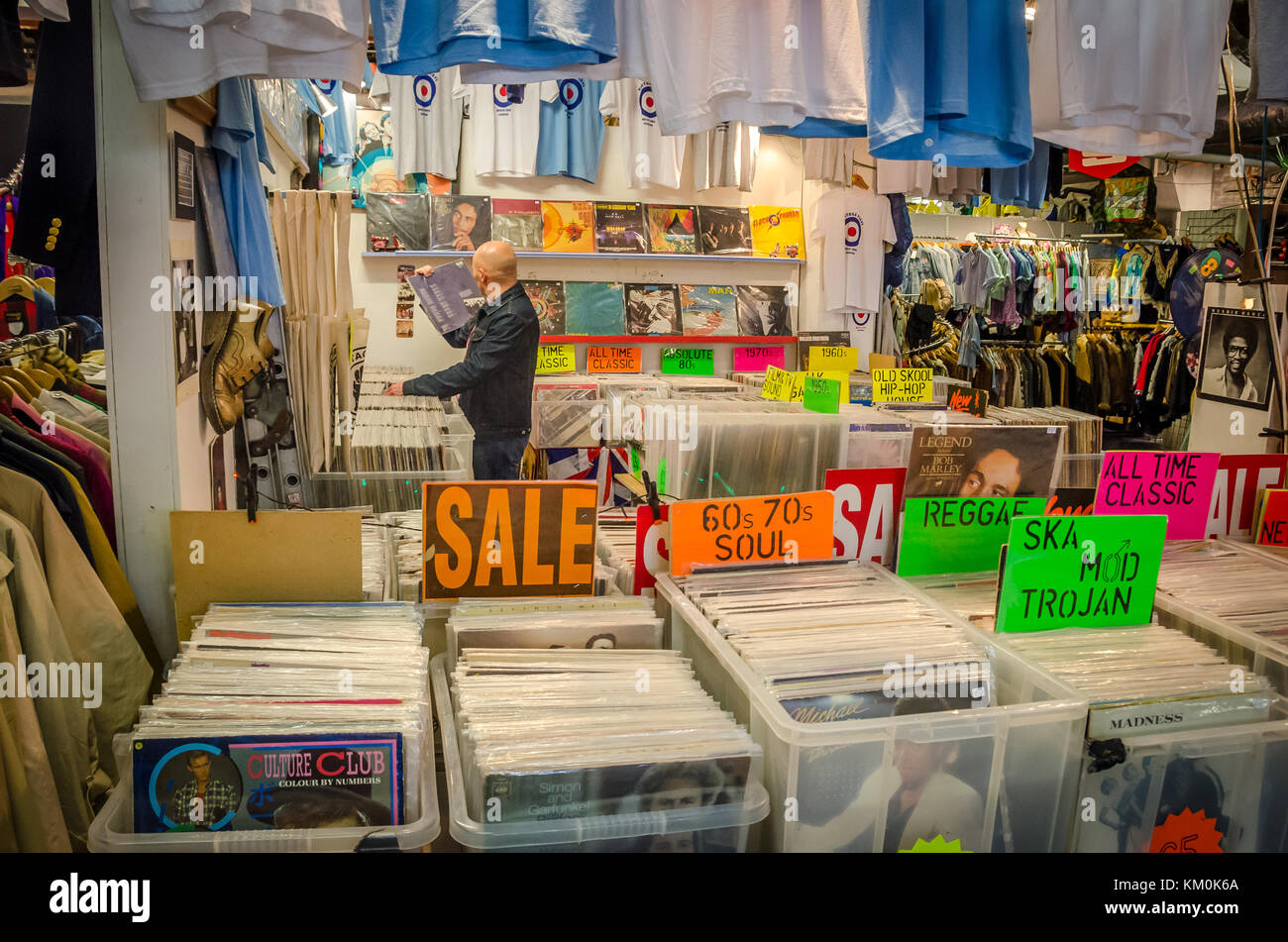 London, UK, 28. Oktober 2017: second hand vinyl Store mit einigen alten Aufzeichnungen und Verkauf Stockfoto