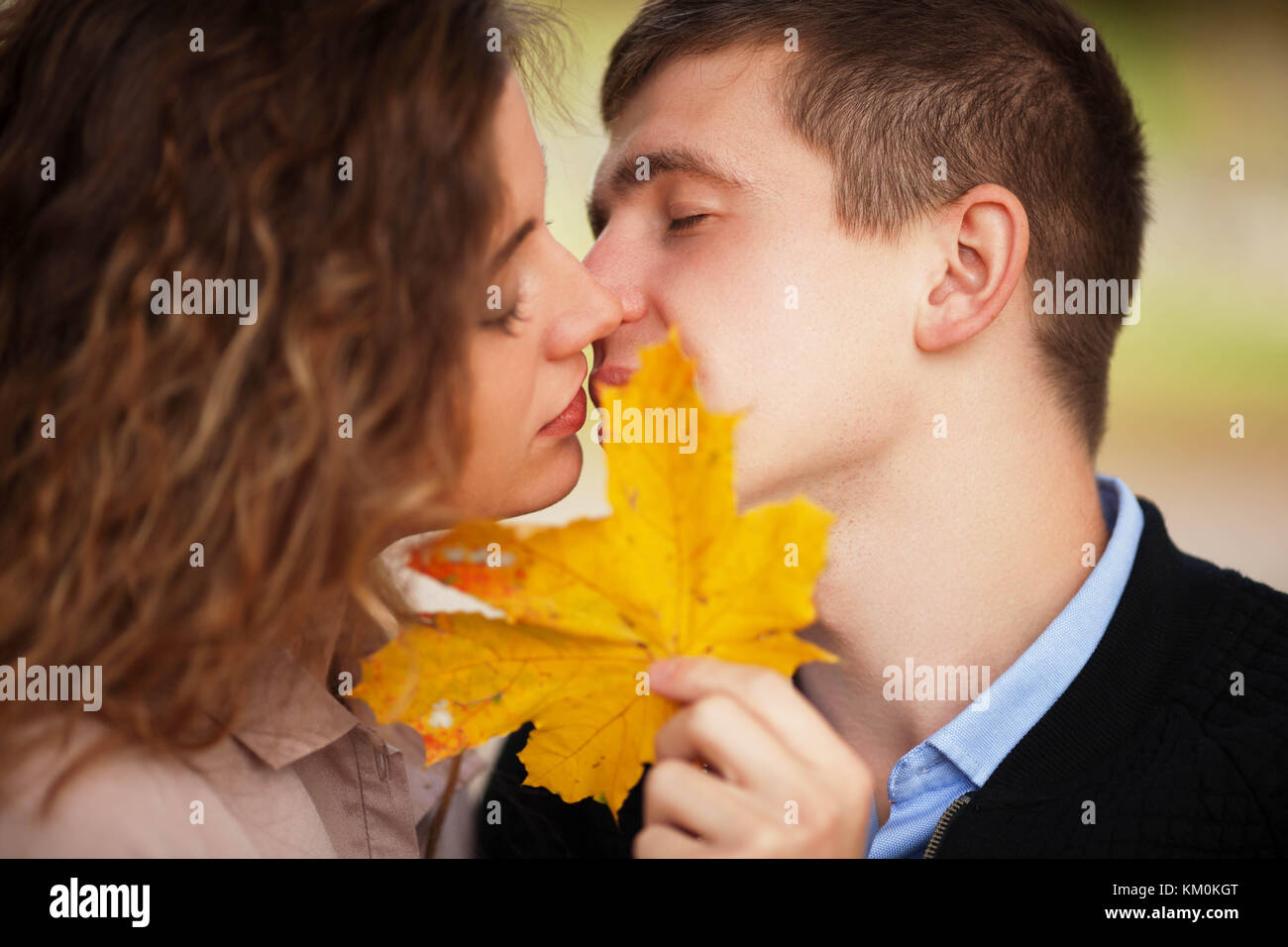 Ein Kerl und ein Mädchen zu Fuß im Herbst Park Stockfoto