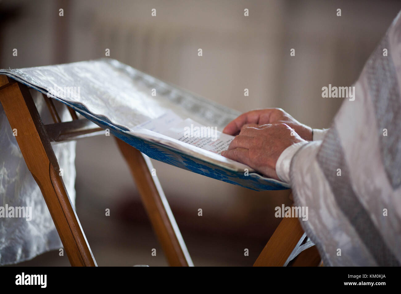 Orthodoxe Priester liest ein Gebet Stockfoto