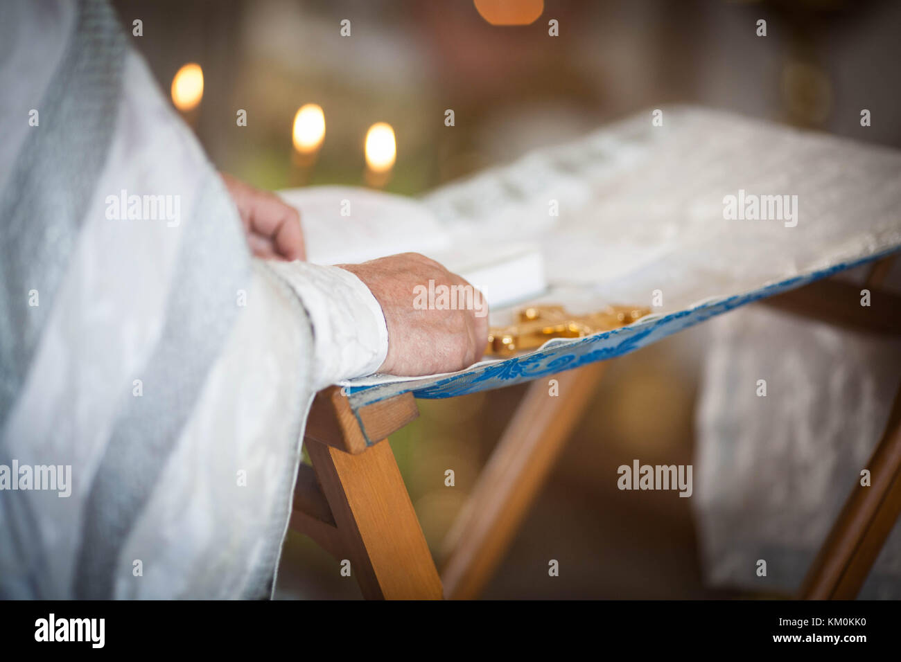 Orthodoxe Priester liest ein Gebet Stockfoto