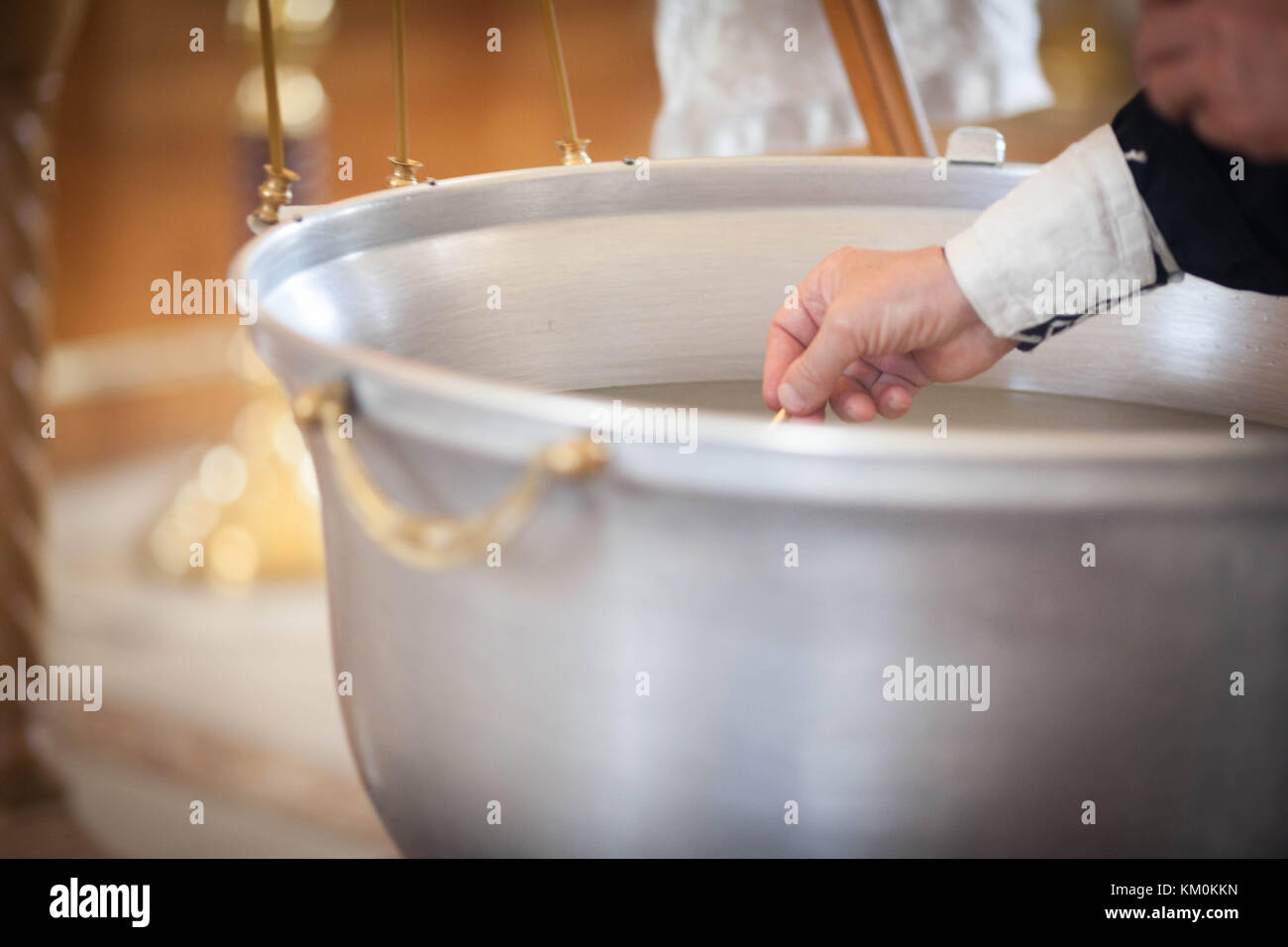 Orthodoxe taufe Schale mit Weihwasser und Kerzen. Stockfoto