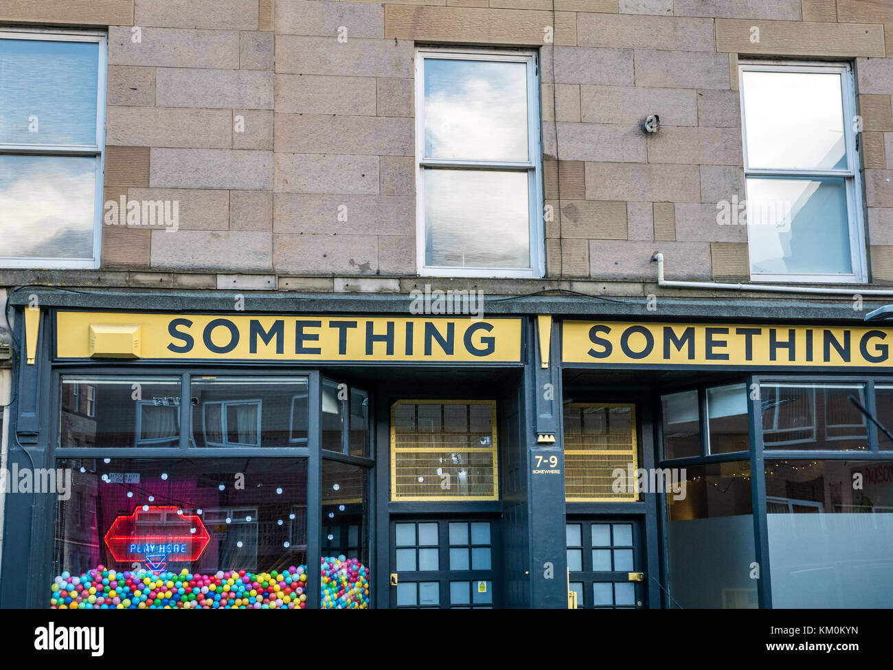 Schrullige business vorne etwas Etwas, Kreativ Agentur und Produktion Firma, Irgendwo, Leith, Edinburgh, Schottland, Großbritannien, mit farbigen Kugeln Stockfoto