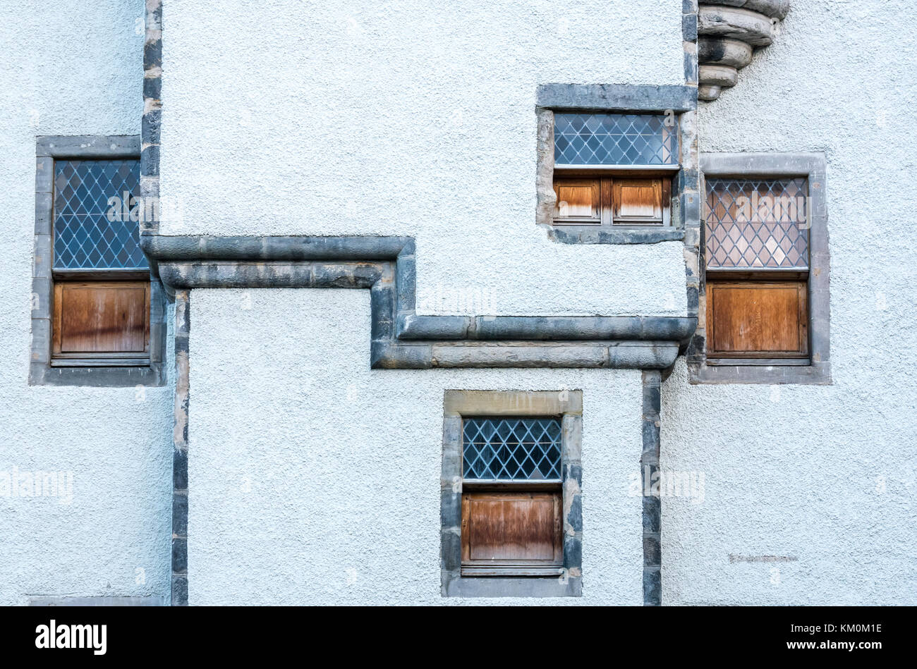 Schrullige Gitter Fenster mit Fensterläden, 17. Jahrhundert hanseatisches Handelshaus, Lämmer Haus, Leith, Edinburgh, Schottland, Großbritannien, Kategorie ein denkmalgeschütztes Gebäude Stockfoto