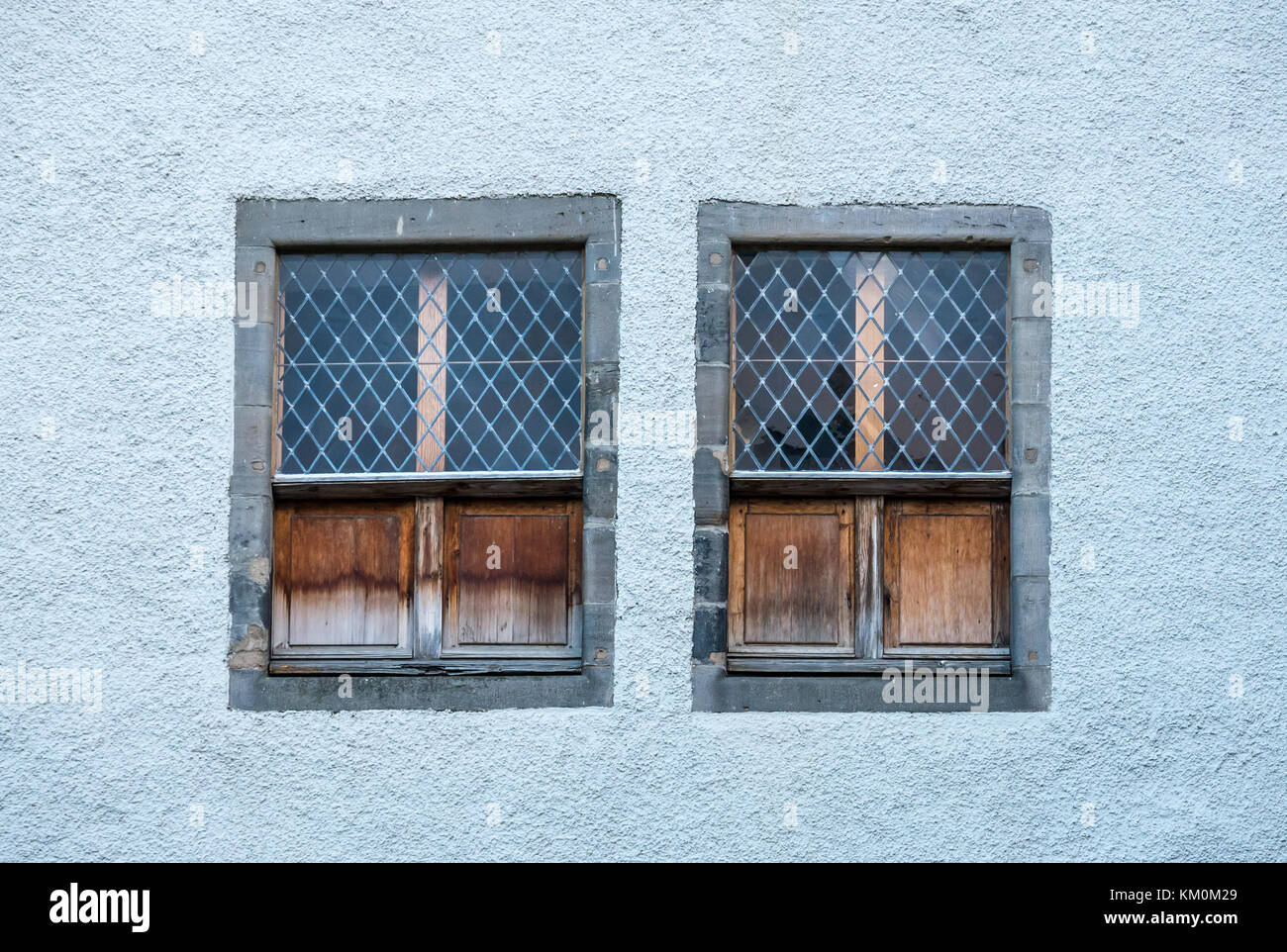 Alte Gitter Fenster mit Fensterläden, 17. Jahrhundert hanseatisches Handelshaus, Lämmer Haus, Leith, Edinburgh, Schottland, Großbritannien, Kategorie ein denkmalgeschütztes Gebäude Stockfoto