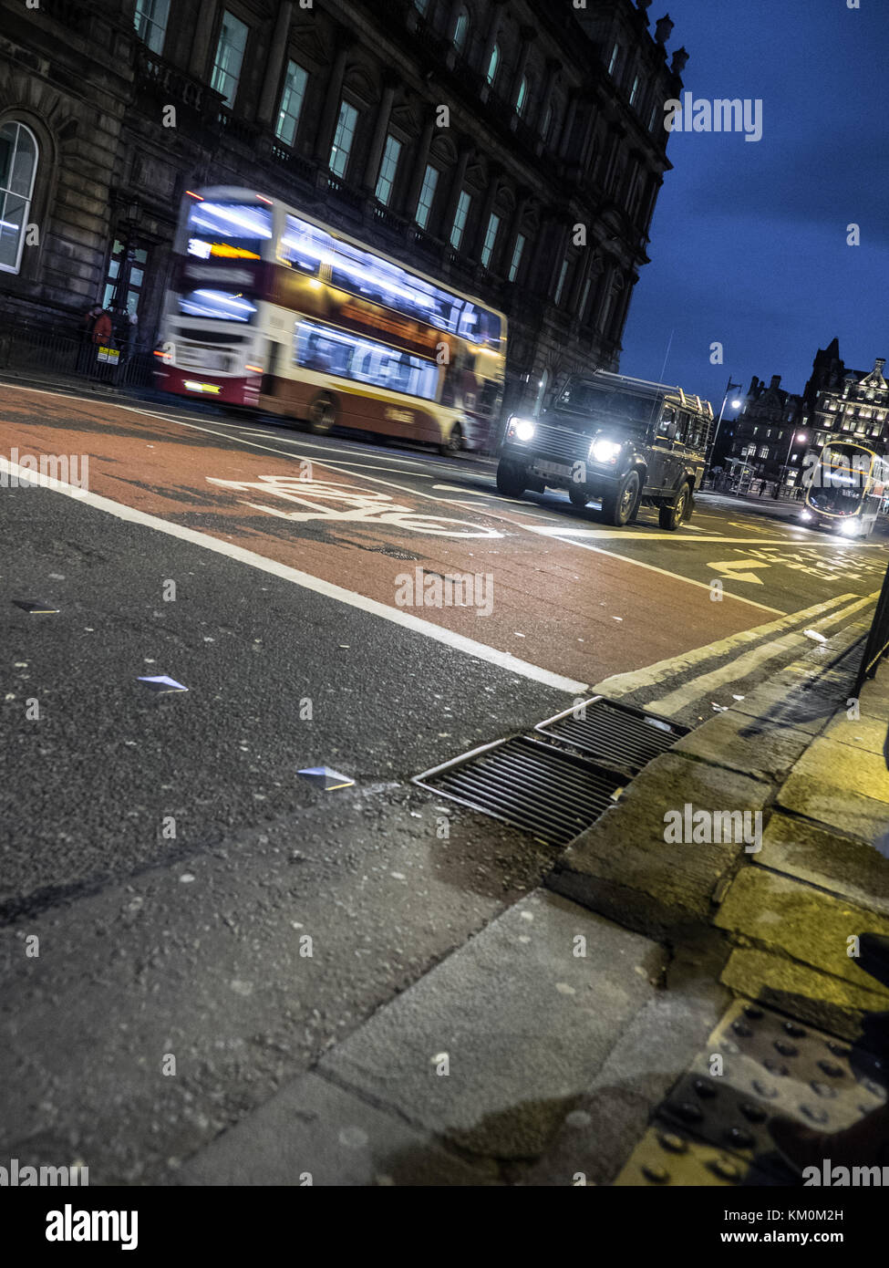 Verkehr in Edinburgh bei Nacht Stockfoto