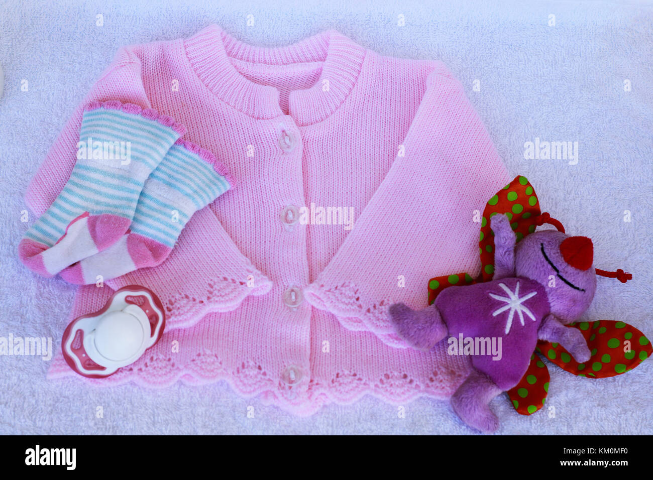 Set von baby Sachen für Mädchen isoliert. Baby Milch, Spielzeug, Schnuller und Socken auf weißem Hintergrund. Stockfoto
