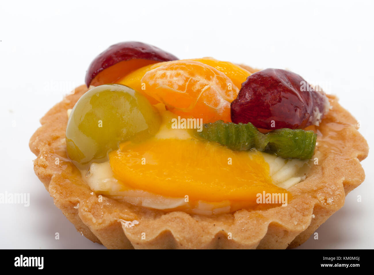 süße Kuchen mit Früchten isoliert auf weiss Stockfoto