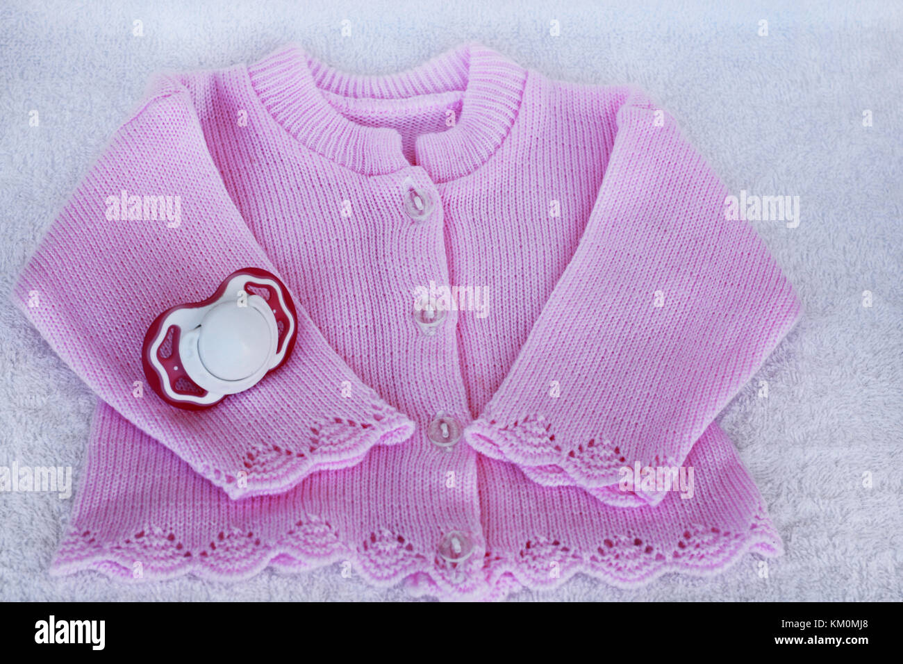 Baby stuff auf weißem Hintergrund. Für neugeborenes Mädchen mit Rose aus Bluse und Dummy auf weißen Handtuch Hintergrund. Stockfoto