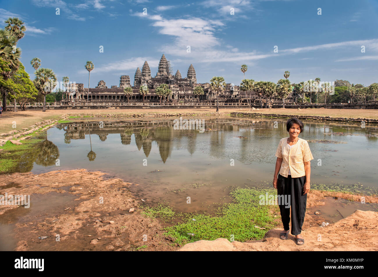 Khmer Frau vor Angkor Wat posiert in Siem Reap, Kambodscha, Angkor Wat ist eine weltberühmte UNESCO-Weltkulturerbe. Stockfoto