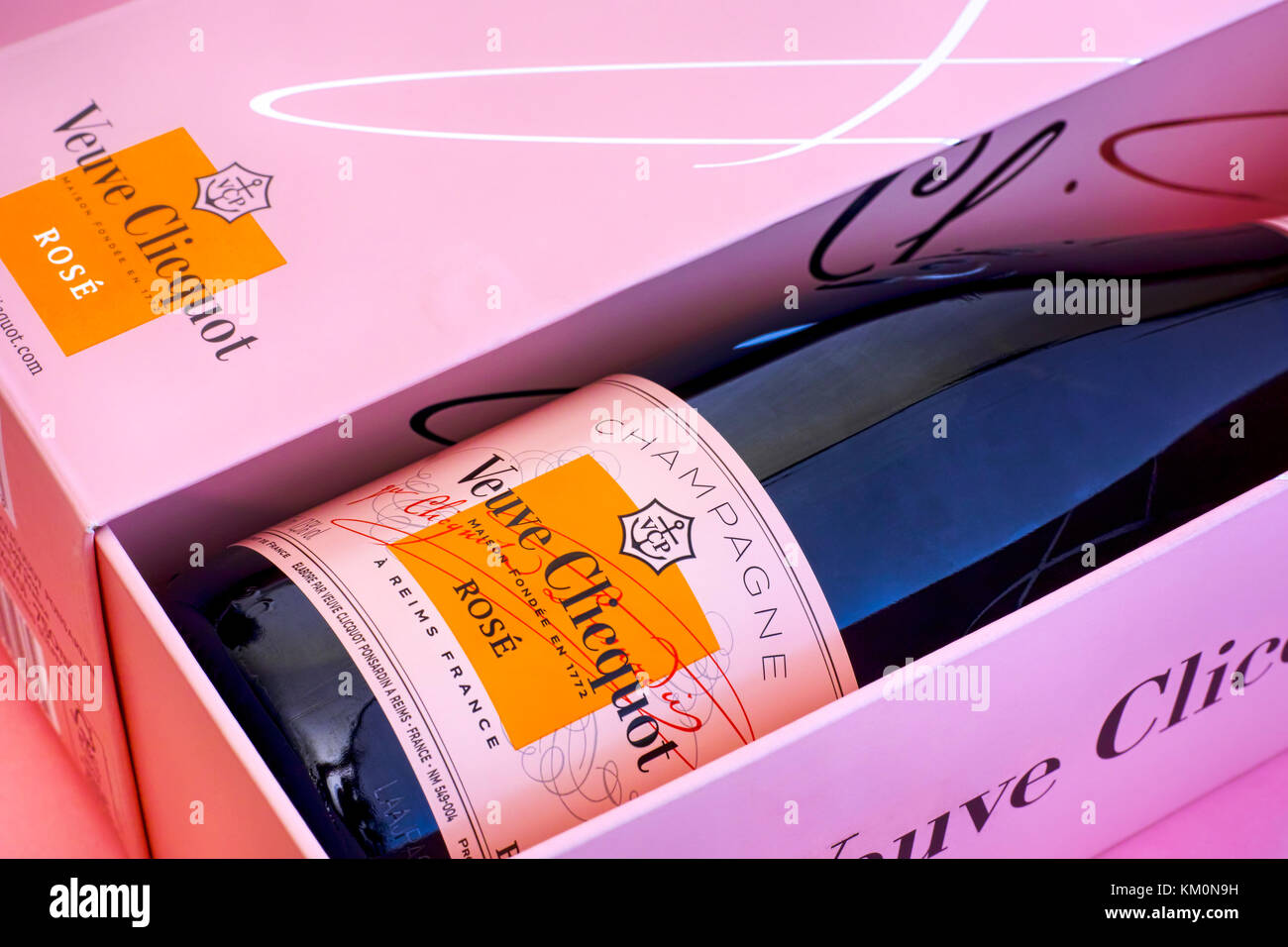 Tambow, Russische Föderation - Oktober 06, 2017 in der Nähe des Champagne Veuve Clicquot Rose Flasche in Pink. Rosa Hintergrund. Studio gedreht. Stockfoto