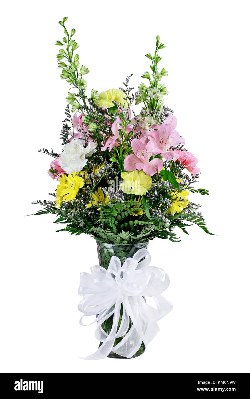 Florist Blumenstrauß aus gemischten Blumen in einer Vase mit Band gegen einen weißen Hintergrund. Stockfoto